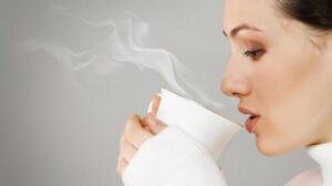 Tại sao bà đẻ phải uống nước ấm? Các chi tiết về lý do